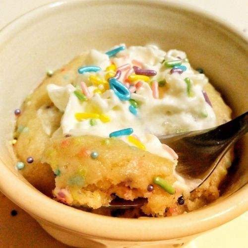 This delicious and easy funfetti mug cake is filled with rainbow sprinkles and happiness! Okay you supply the happiness but that’s how you’ll feel when you eat this single serving funfetti cake. Yummy homemade funfetti cake from scratch that only takes 2 minutes to make in the microwave, so what are you waiting for? You deserve a little treat today!