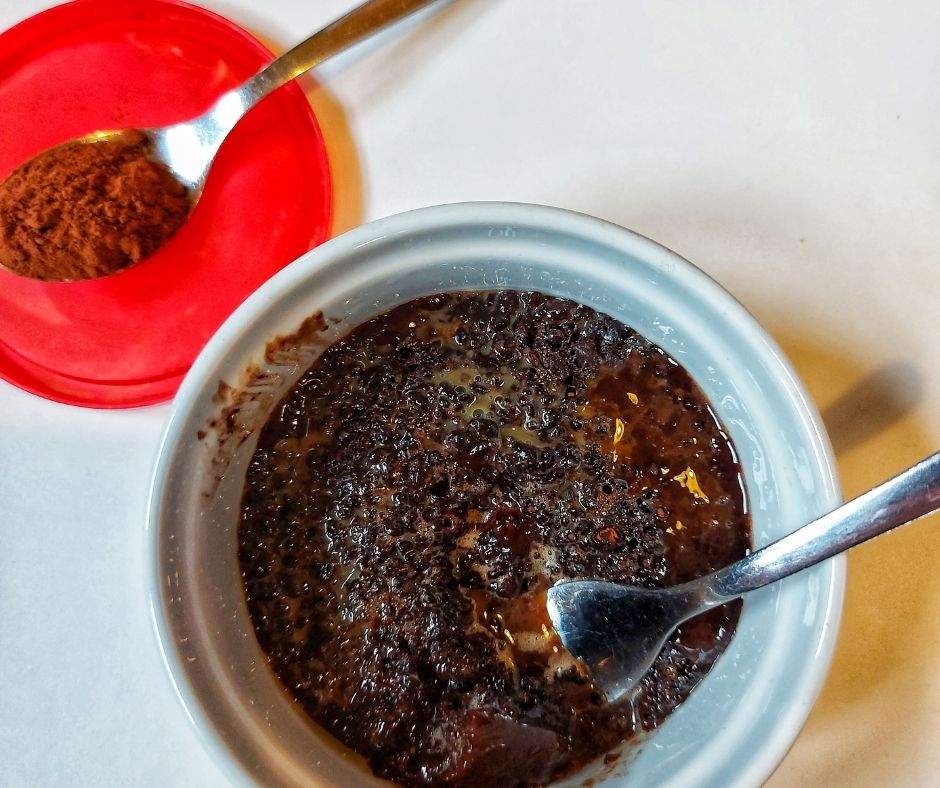 The world can always use more chocolate. This 3-ingredient mug cake is a quick way to satisfy your chocolate cravings. This healthy chocolate mug cake is flourless, refined sugar-free and oil-free too! | keto mug cakes, weight watcher recipes, single serving desserts, healthy snacks, healthy desserts, paleo desserts, gluten-free cake